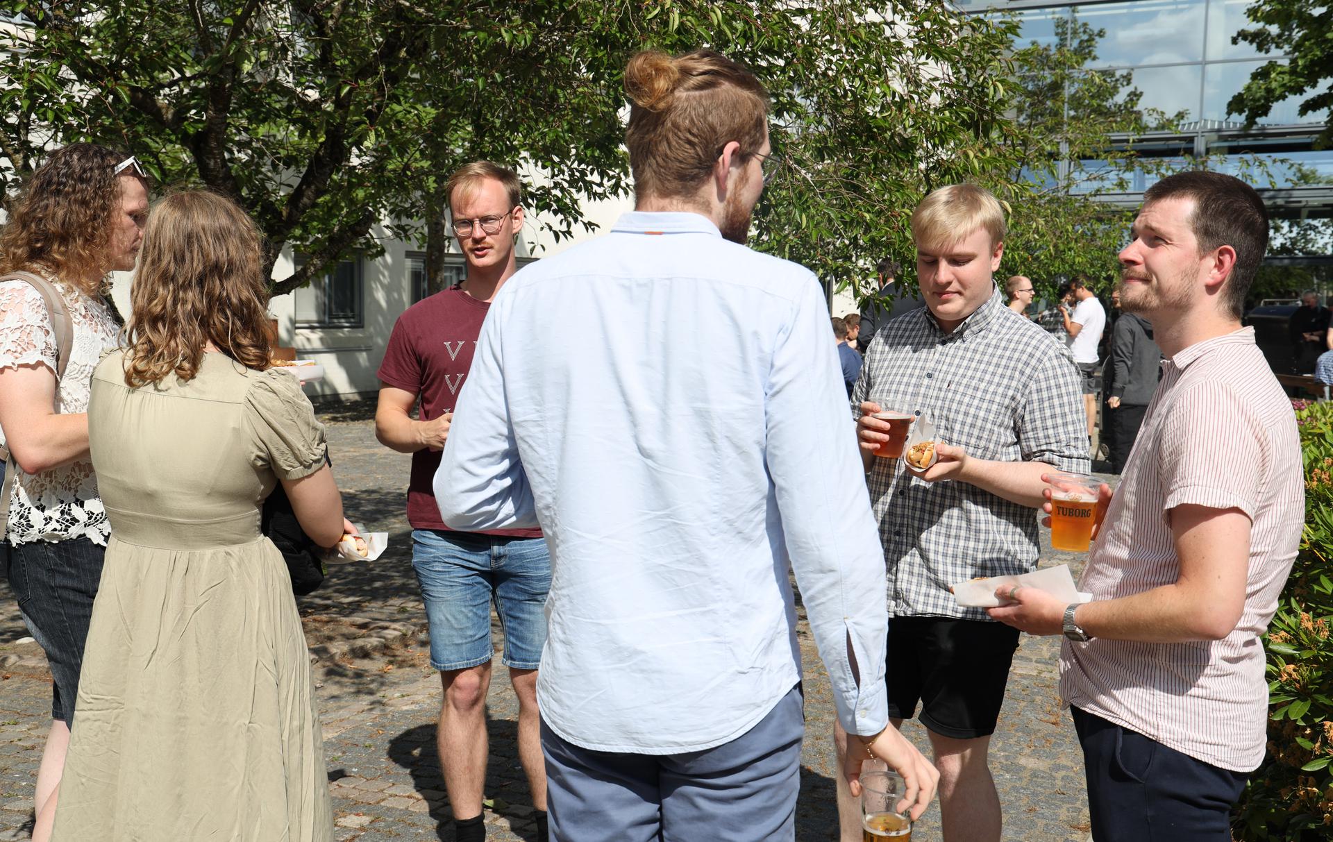 Receptionen blev efterfulgt af hotdogs og kolde øl i instituttets gårdhave.