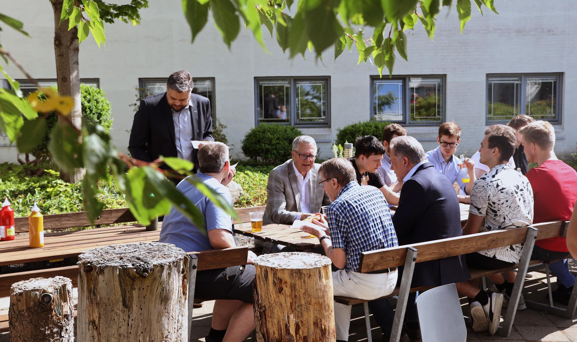 Receptionen blev efterfulgt af hotdogs og kolde øl i instituttets gårdhave.