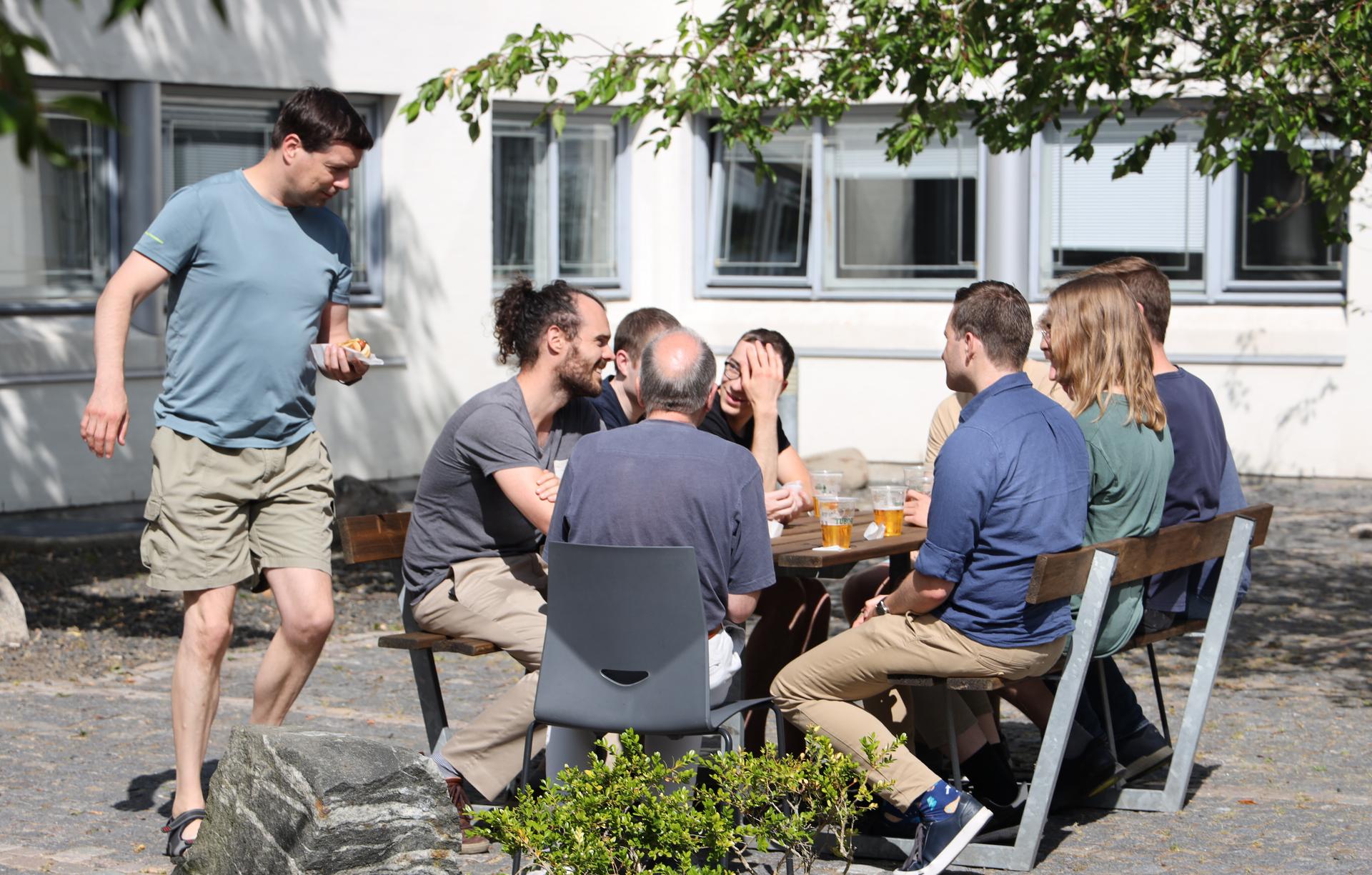 Receptionen blev efterfulgt af hotdogs og kolde øl i instituttets gårdhave.